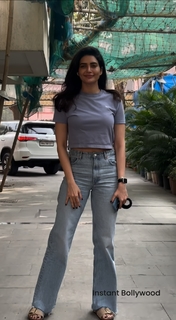 Karishma Tanna feet photo thumbnail