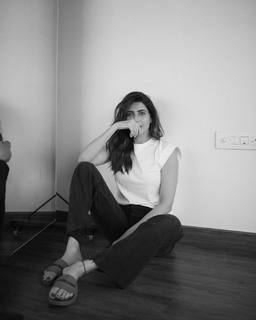 Karishma Tanna feet photo thumbnail