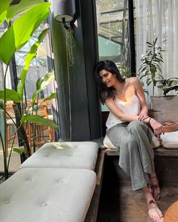 Karishma Tanna feet photo thumbnail