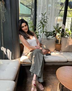 Karishma Tanna feet photo thumbnail