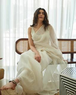 Karishma Tanna feet photo thumbnail