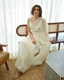 Karishma Tanna feet photo thumbnail