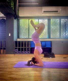 Karishma Tanna feet photo thumbnail