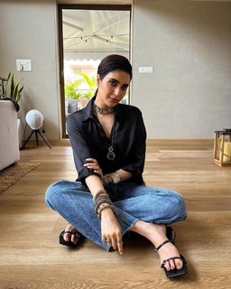 Karishma Tanna feet photo thumbnail