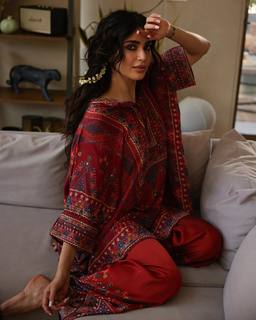 Karishma Tanna feet photo thumbnail