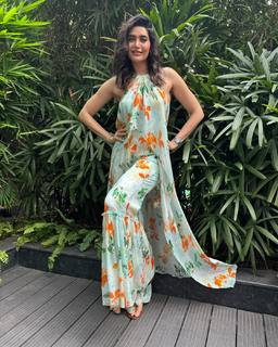 Karishma Tanna feet photo thumbnail