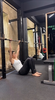 Karishma Tanna feet photo thumbnail