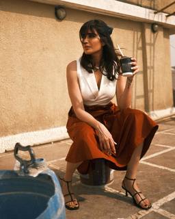 Karishma Tanna feet photo thumbnail