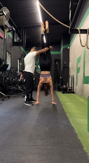 Karishma Tanna feet photo thumbnail