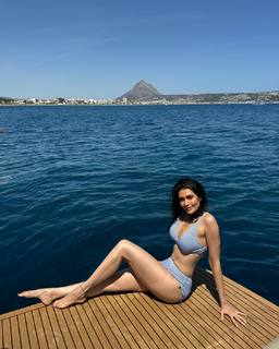 Karishma Tanna feet photo thumbnail