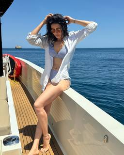 Karishma Tanna feet photo thumbnail
