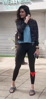 Karishma Tanna feet photo thumbnail