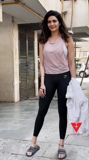Karishma Tanna feet photo thumbnail