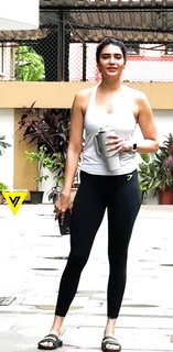 Karishma Tanna feet photo thumbnail