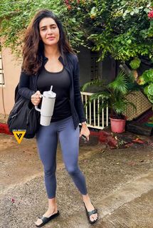 Karishma Tanna feet photo thumbnail