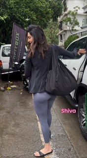 Karishma Tanna feet photo thumbnail