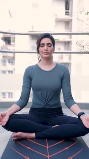 Karishma Tanna feet photo thumbnail