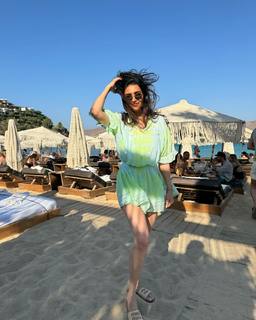 Karishma Tanna feet photo thumbnail