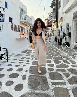 Karishma Tanna feet photo thumbnail