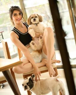 Karishma Tanna feet photo thumbnail
