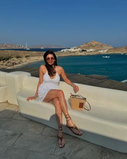 Karishma Tanna feet photo thumbnail