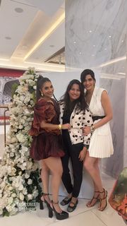 Karishma Tanna feet photo thumbnail