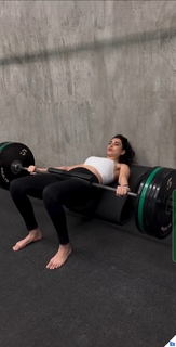 Karishma Tanna feet photo thumbnail