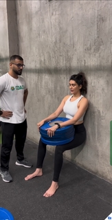 Karishma Tanna feet photo thumbnail