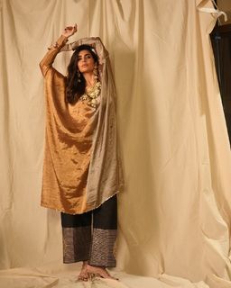 Karishma Tanna feet photo thumbnail