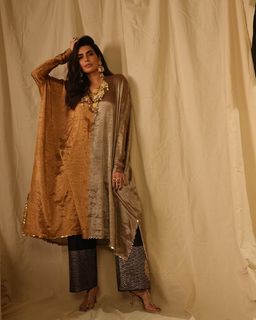 Karishma Tanna feet photo thumbnail