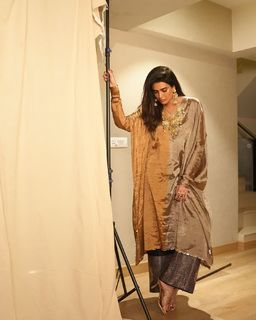 Karishma Tanna feet photo thumbnail