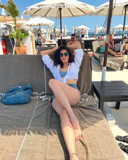 Karishma Tanna feet photo thumbnail