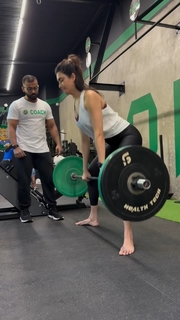 Karishma Tanna feet photo thumbnail