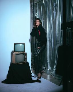 Karishma Tanna feet photo thumbnail