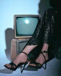 Karishma Tanna feet photo thumbnail