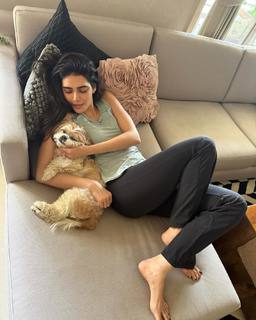 Karishma Tanna feet photo thumbnail