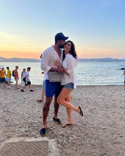 Karishma Tanna feet photo thumbnail