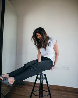 Karishma Tanna feet photo thumbnail