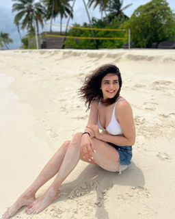 Karishma Tanna feet photo thumbnail