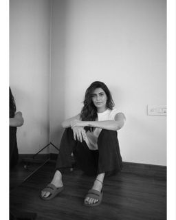 Karishma Tanna feet photo thumbnail