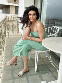 Karishma Tanna feet photo thumbnail