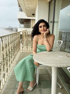 Karishma Tanna feet photo thumbnail