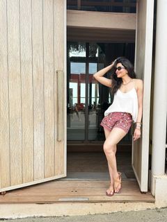 Karishma Tanna feet photo thumbnail