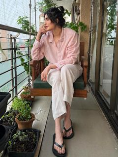 Karishma Tanna feet photo thumbnail