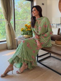 Karishma Tanna feet photo thumbnail