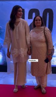 Karishma Tanna feet photo thumbnail