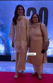 Karishma Tanna feet photo thumbnail