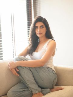 Karishma Tanna feet photo thumbnail