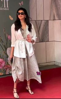 Karishma Tanna feet photo thumbnail