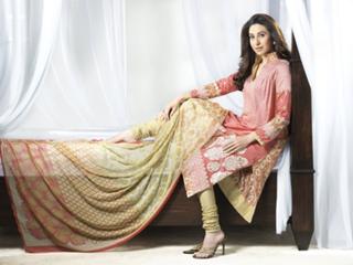 Karisma Kapoor feet photo thumbnail